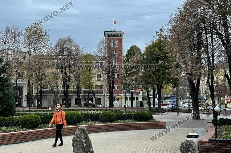 Свалиха знамената в Хасково в деня на национален траур