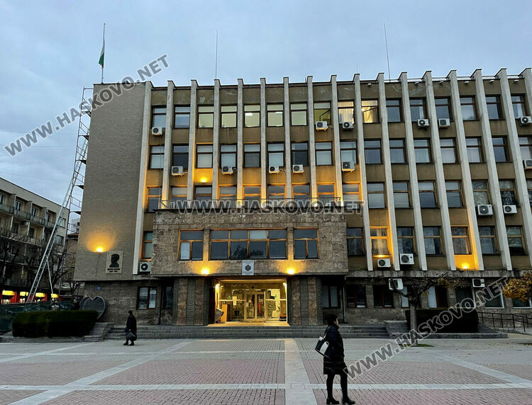 Свалиха знамената в Хасково в деня на национален траур