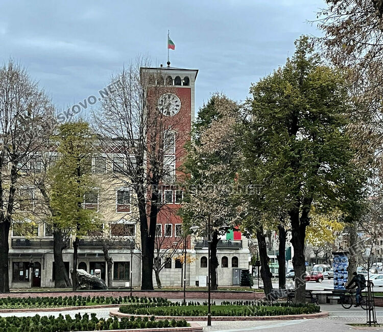 Свалиха знамената в Хасково в деня на национален траур