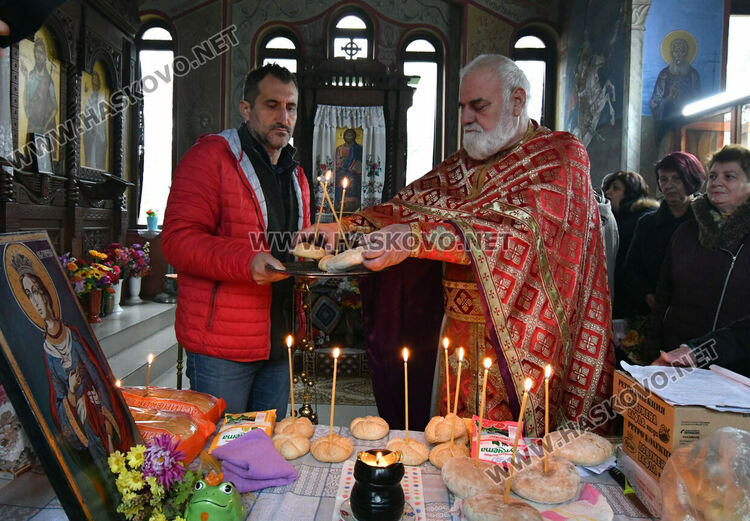 Св. Екатерина покровителства майчинството и закриля децата от болести