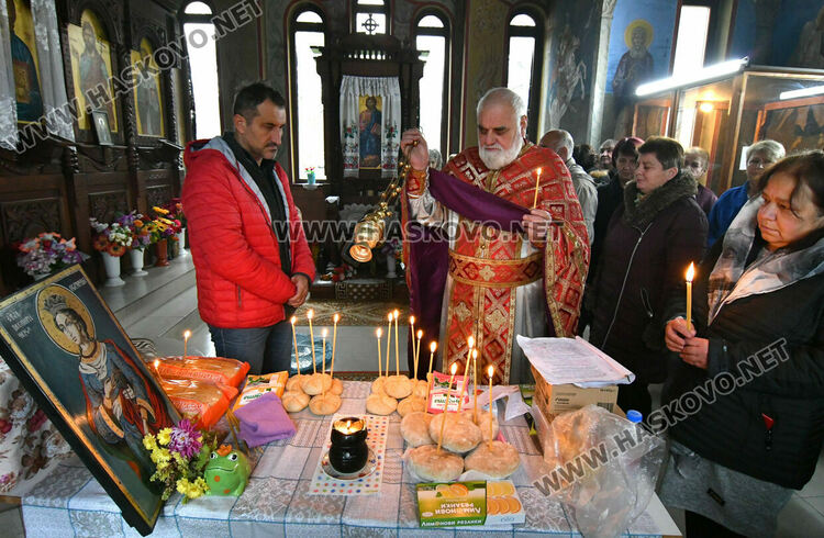 Св. Екатерина покровителства майчинството и закриля децата от болести