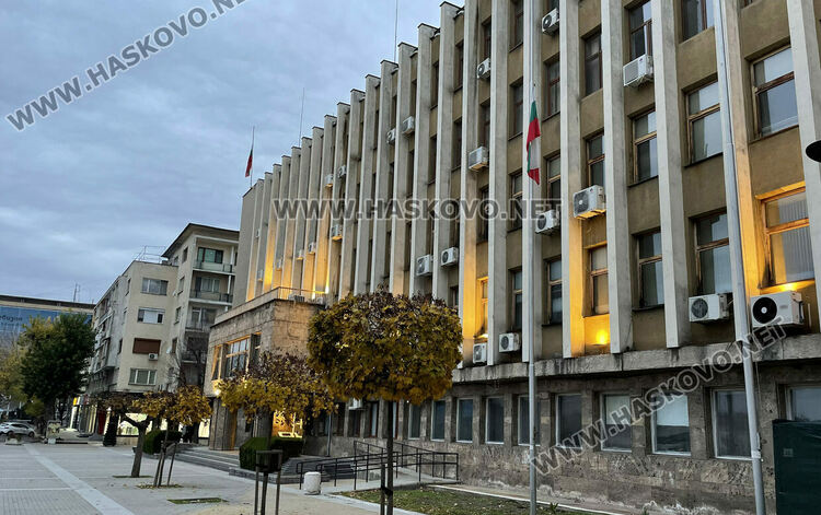 Свалиха знамената в Хасково в деня на национален траур