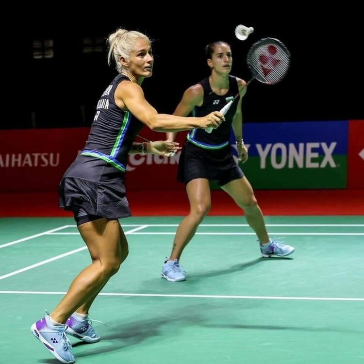 Сестри Стоеви стартираха с победа в бадминтон турнира в Индонезия