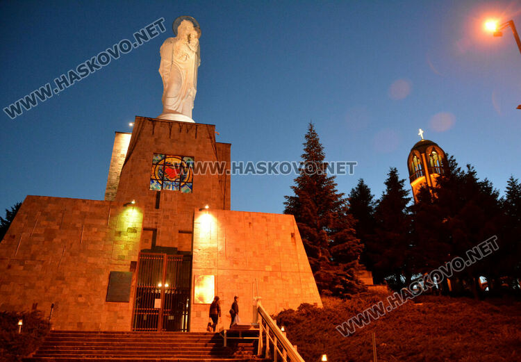 Камбанарията в Хасково светна в оранжево в подкрепа на кампанията срещу домашното насилие