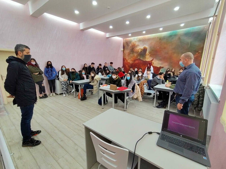 Ученици на ,,Йовков“  се срещнаха с виден местен предприемач