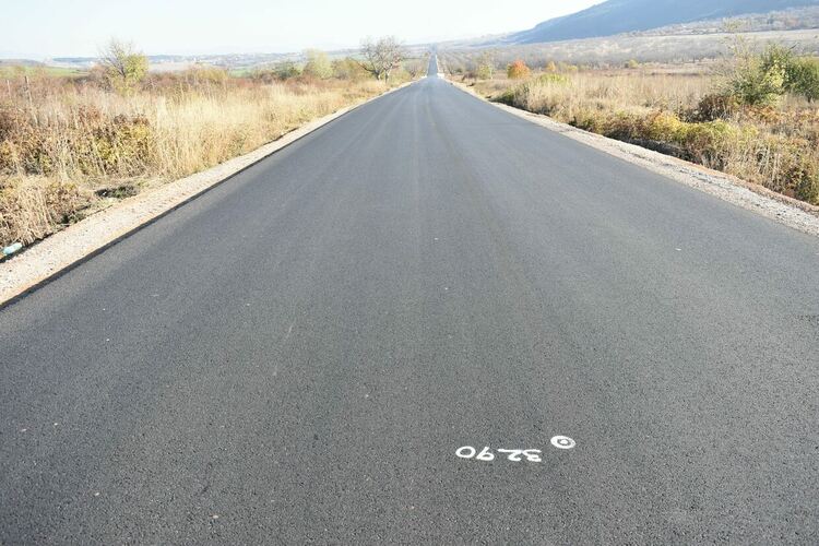 Полагат маркировката на пътя Асеновград - Кърджали 