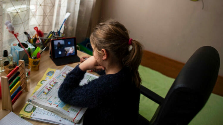 В Пернишка област 60 на сто от учениците в начален етап са се върнали в училище