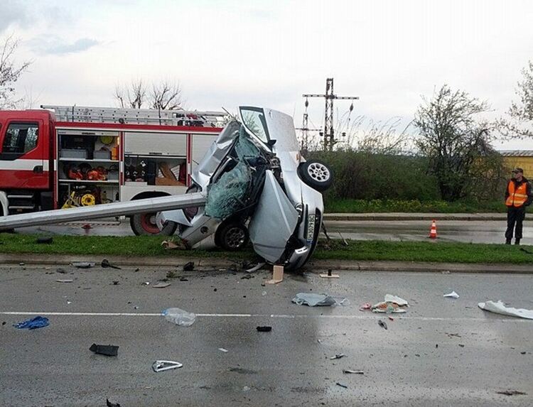 19-годишен загина след гонка, завършила с катастрофа