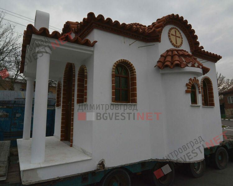 Райново вече има православен храм, доставен от Солун и дарен от Даниела Ташева