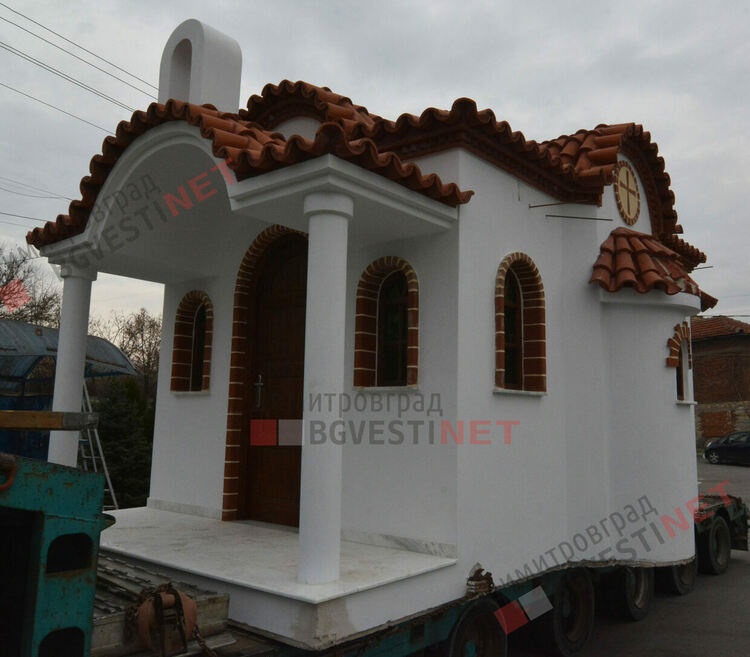 Райново вече има православен храм, доставен от Солун и дарен от Даниела Ташева
