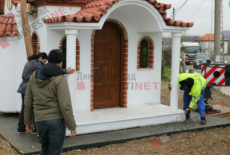Райново вече има православен храм, доставен от Солун и дарен от Даниела Ташева