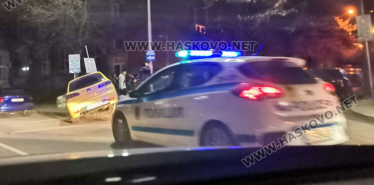 Сеат се заби в паркоавтомат и табела на „синята зона“ до пощата в Хасково