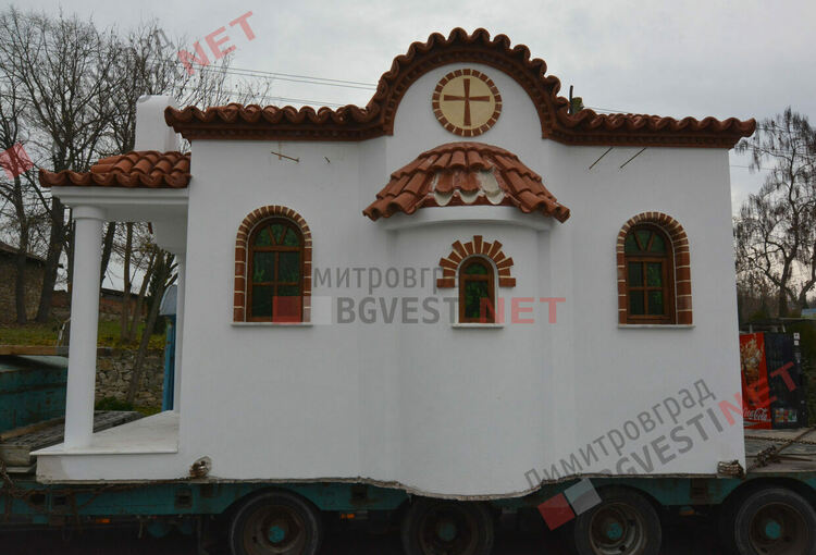 Райново вече има православен храм, доставен от Солун и дарен от Даниела Ташева