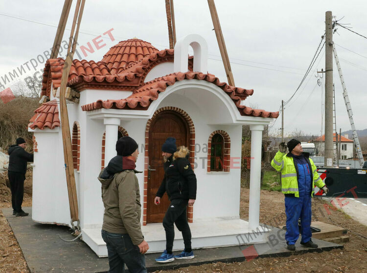 Райново вече има православен храм, доставен от Солун и дарен от Даниела Ташева