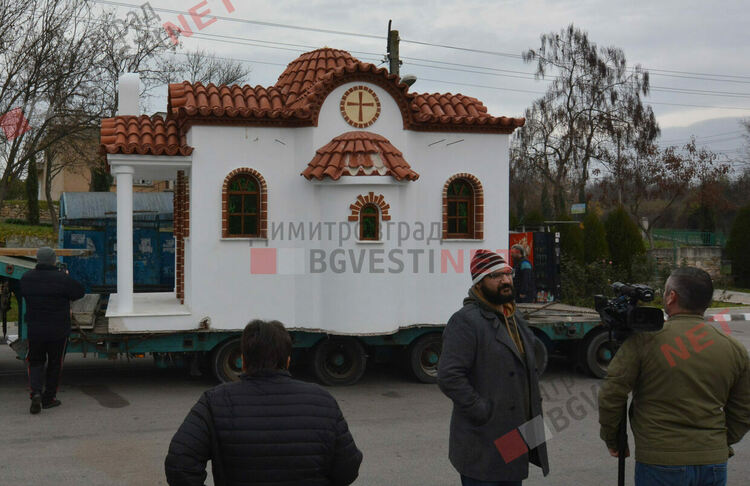 Райново вече има православен храм, доставен от Солун и дарен от Даниела Ташева