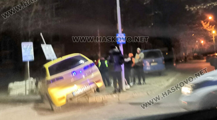 Сеат се заби в паркоавтомат и табела на „синята зона“ до пощата в Хасково