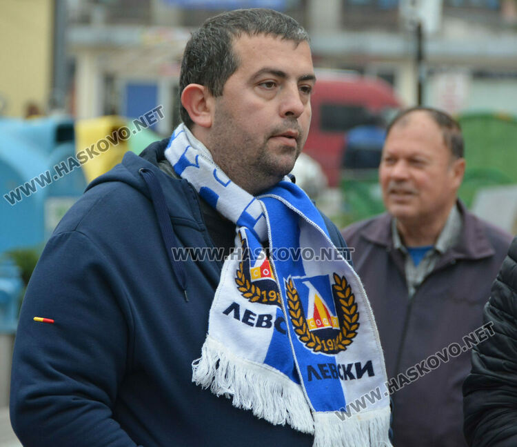 Фенове извиха опашка пред мобилния феншоп на „Левски“ в Хасково