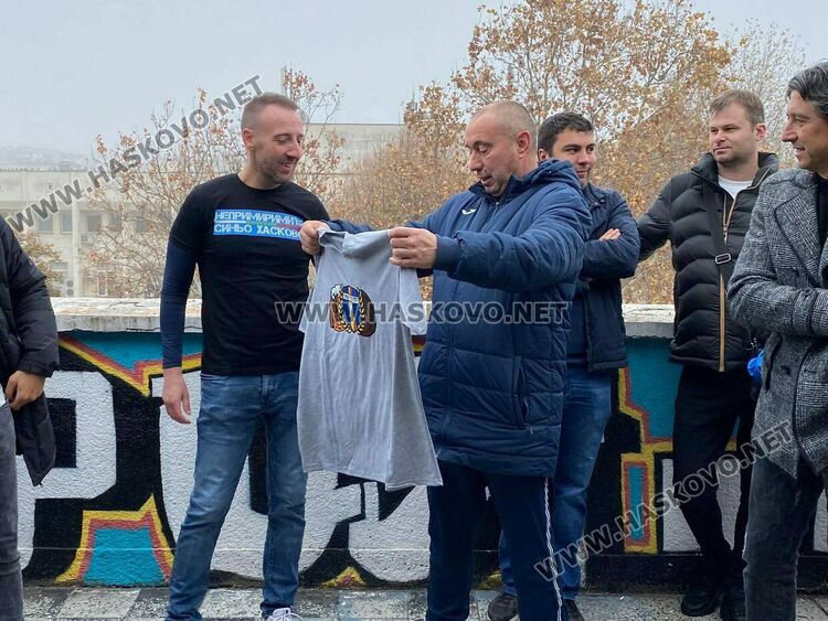 Фенове извиха опашка пред мобилния феншоп на „Левски“ в Хасково