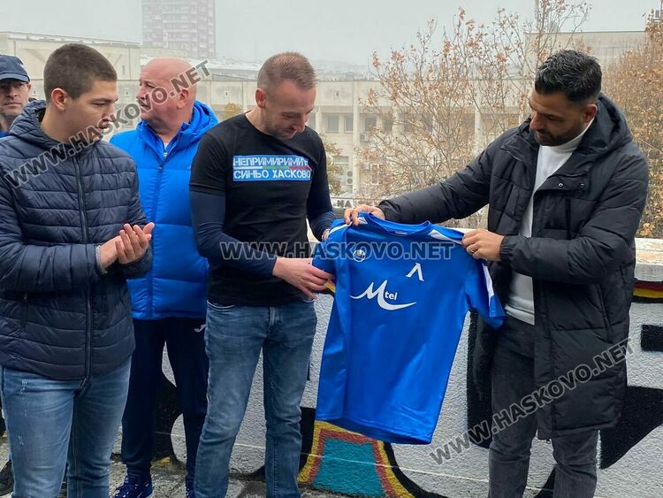 Фенове извиха опашка пред мобилния феншоп на „Левски“ в Хасково