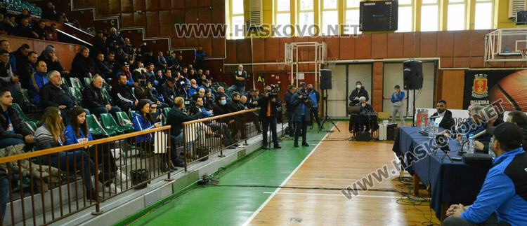 Ръководството на ПФК „Левски“ обсъди бъдещето на клуба с фенове в Хасково