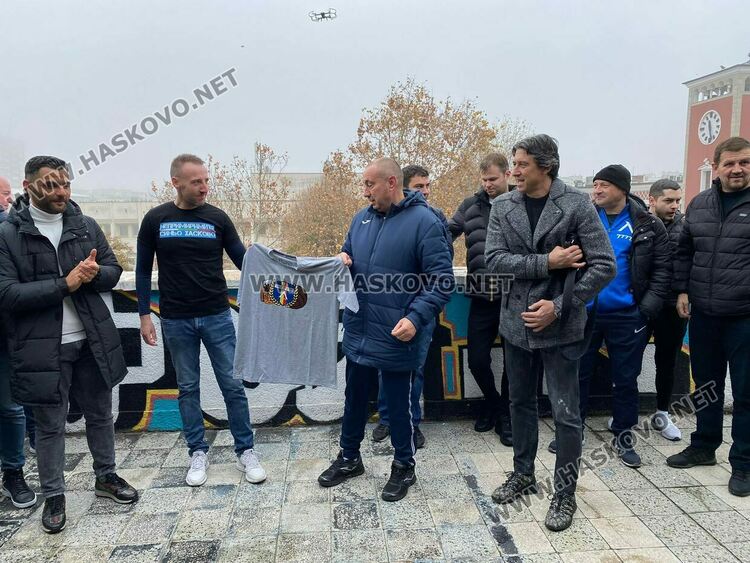 Фенове извиха опашка пред мобилния феншоп на „Левски“ в Хасково