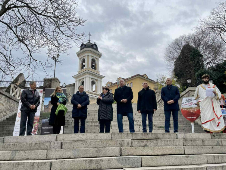 Министърът на туризма откри традиционното "Дефиле на младото вино" в Стария град в Пловдив 