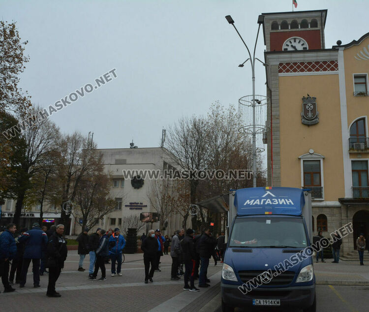 Фенове извиха опашка пред мобилния феншоп на „Левски“ в Хасково