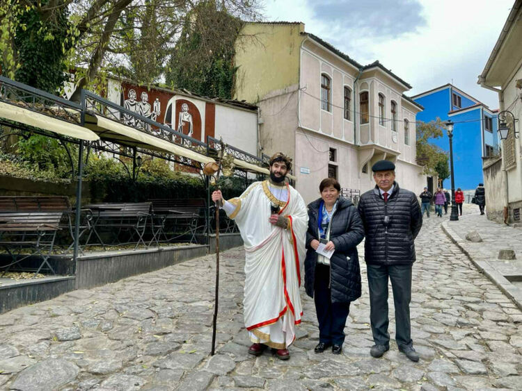 Министърът на туризма откри традиционното "Дефиле на младото вино" в Стария град в Пловдив 