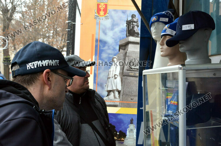 Фенове извиха опашка пред мобилния феншоп на „Левски“ в Хасково