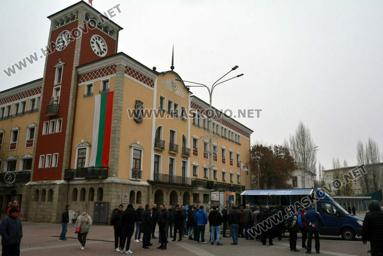 Фенове извиха опашка пред мобилния феншоп на „Левски“ в Хасково