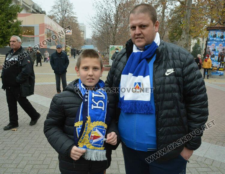 Фенове извиха опашка пред мобилния феншоп на „Левски“ в Хасково