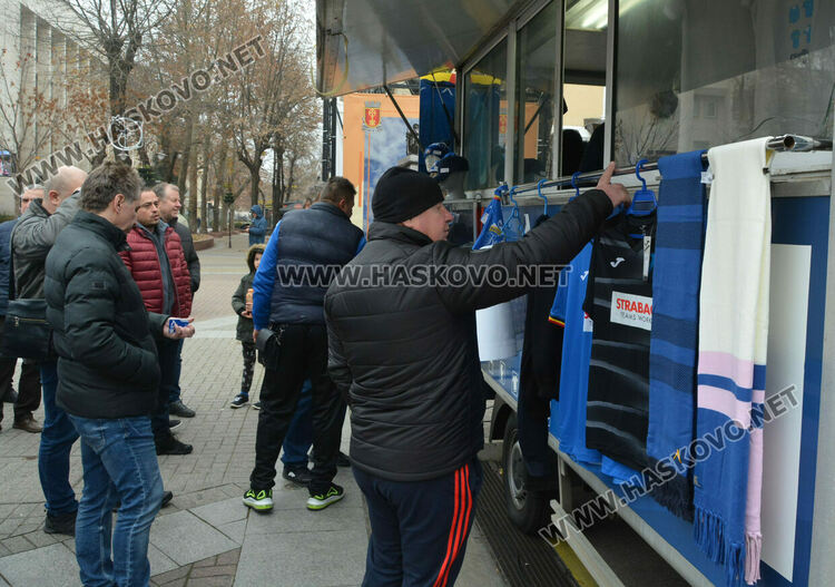 Фенове извиха опашка пред мобилния феншоп на „Левски“ в Хасково
