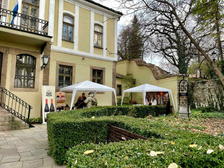 Министърът на туризма откри традиционното "Дефиле на младото вино" в Стария град в Пловдив 