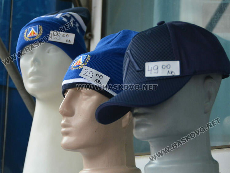 Фенове извиха опашка пред мобилния феншоп на „Левски“ в Хасково