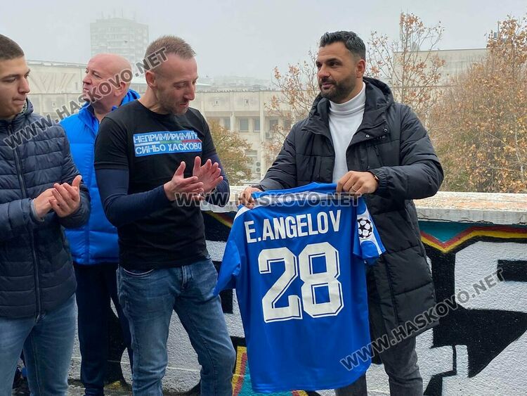 Фенове извиха опашка пред мобилния феншоп на „Левски“ в Хасково