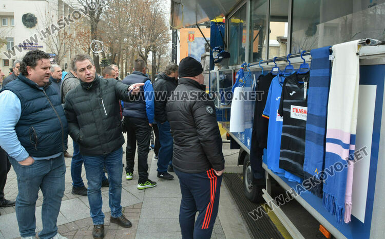 Фенове извиха опашка пред мобилния феншоп на „Левски“ в Хасково