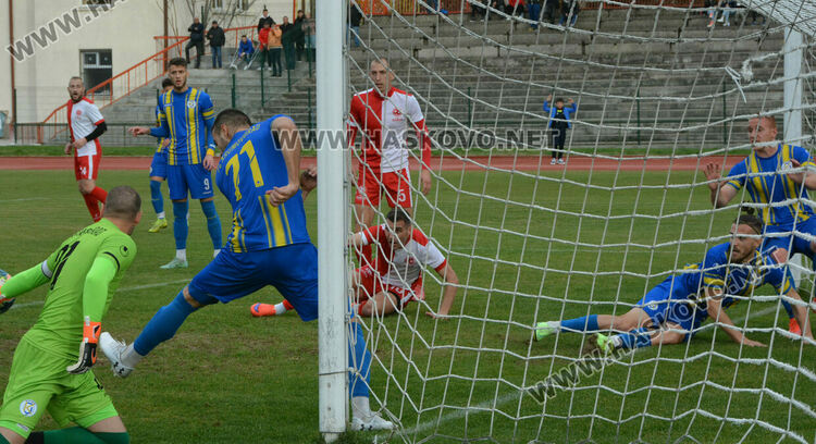 &ldquo;Саяна&rdquo; изпусна &ldquo;Левски&rdquo; (Крумовград) във футболното дерби в Хасково