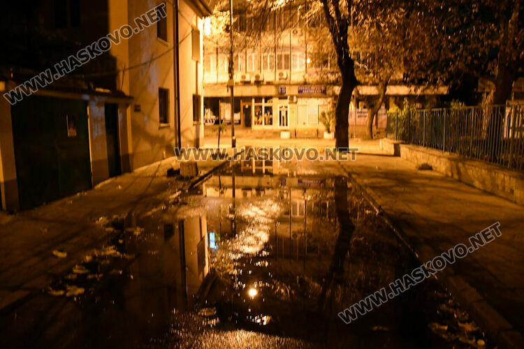 Спукана тръба наводни улица в центъра на Хасково