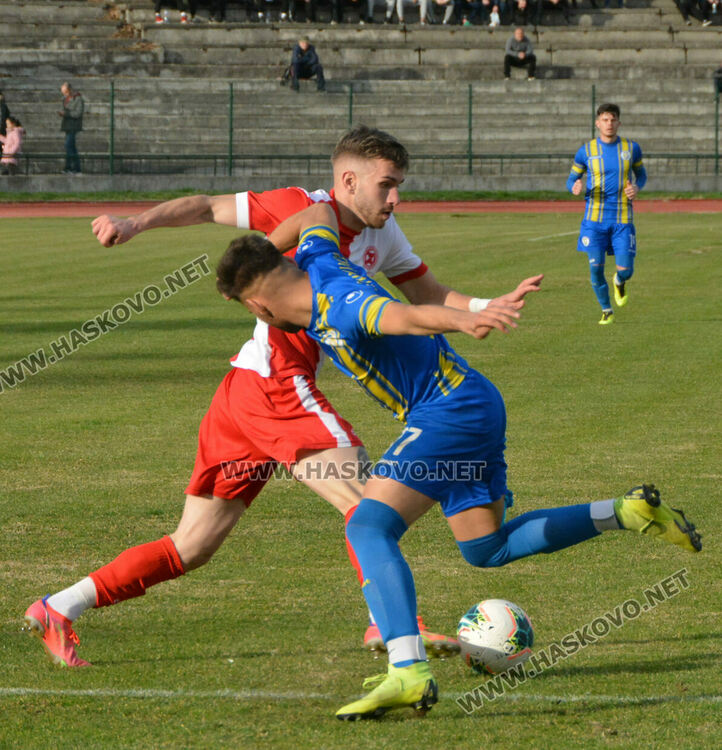 &ldquo;Саяна&rdquo; изпусна &ldquo;Левски&rdquo; (Крумовград) във футболното дерби в Хасково