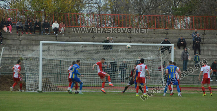 &ldquo;Саяна&rdquo; изпусна &ldquo;Левски&rdquo; (Крумовград) във футболното дерби в Хасково