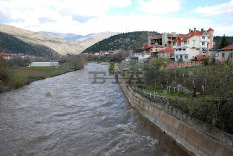 Почистени са още 1,55 км от коритото на Струма в Перник