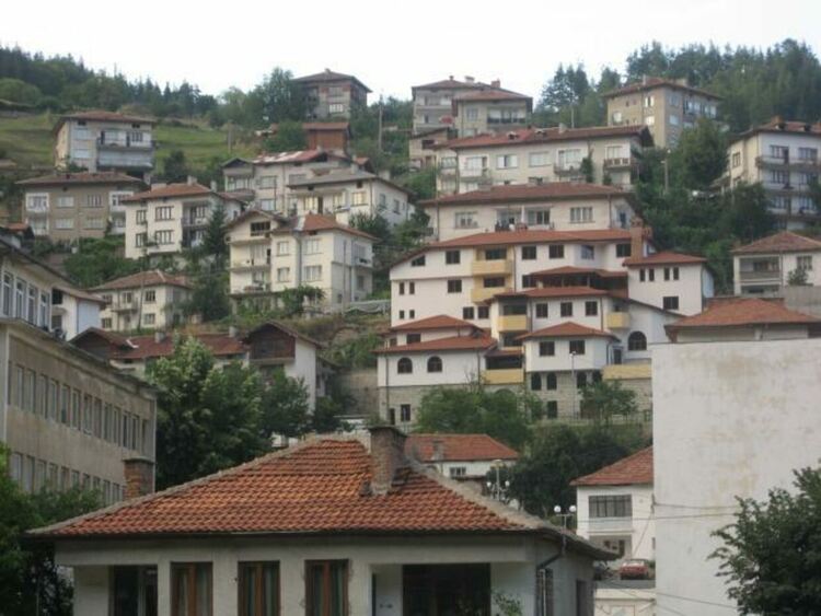 Млад мъж е в тежко състояние, след като се напи и  падна от четвъртия етаж на къщата си в Баните