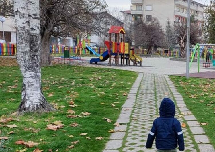 Детската площадка в градския парк вече е оградена