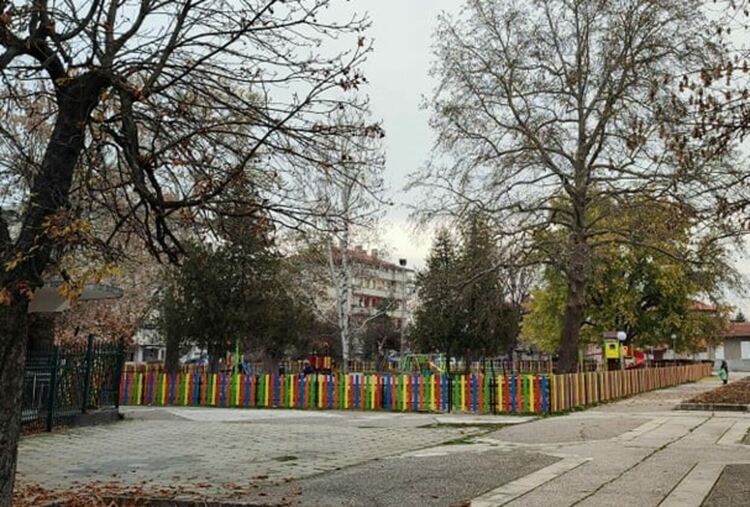 Детската площадка в градския парк вече е оградена