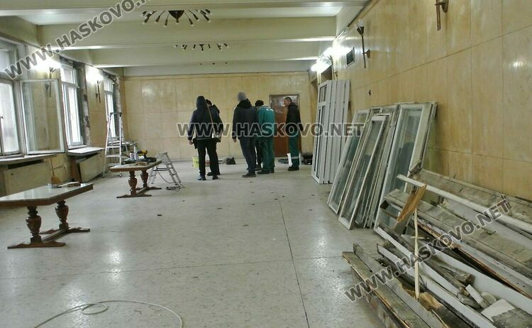 Продължава обновяването на читалище „Заря“ със смяна на дограмите във фоайето