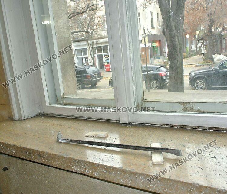 Продължава обновяването на читалище „Заря“ със смяна на дограмите във фоайето