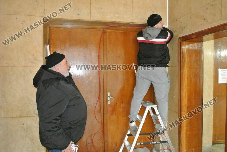 Продължава обновяването на читалище „Заря“ със смяна на дограмите във фоайето