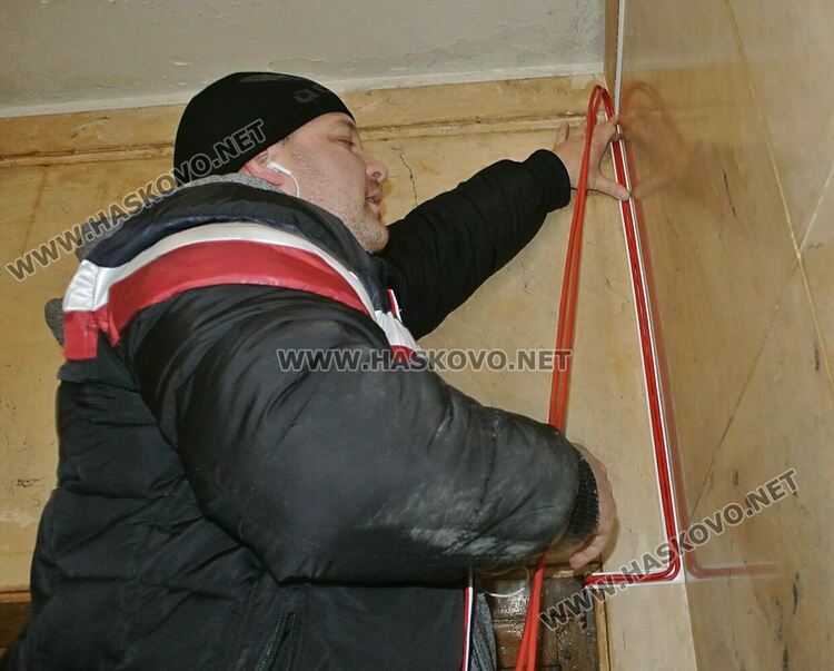 Продължава обновяването на читалище „Заря“ със смяна на дограмите във фоайето