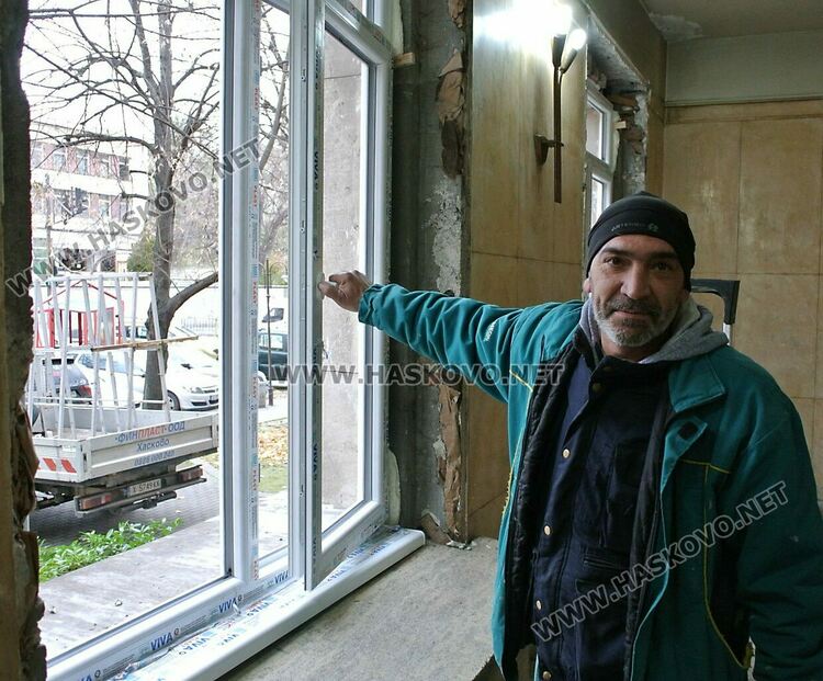 Продължава обновяването на читалище „Заря“ със смяна на дограмите във фоайето