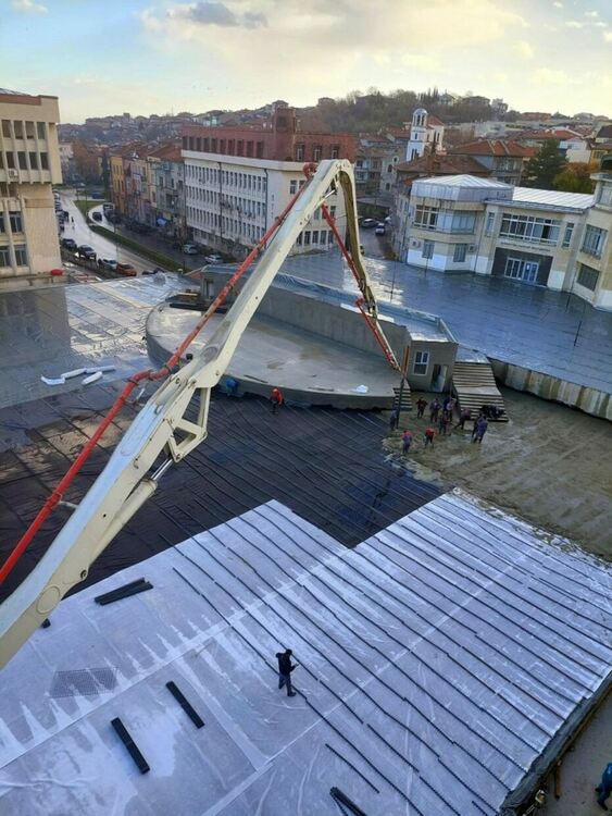 Положиха изолация на централния площад "Акад. Николай Хайтов"